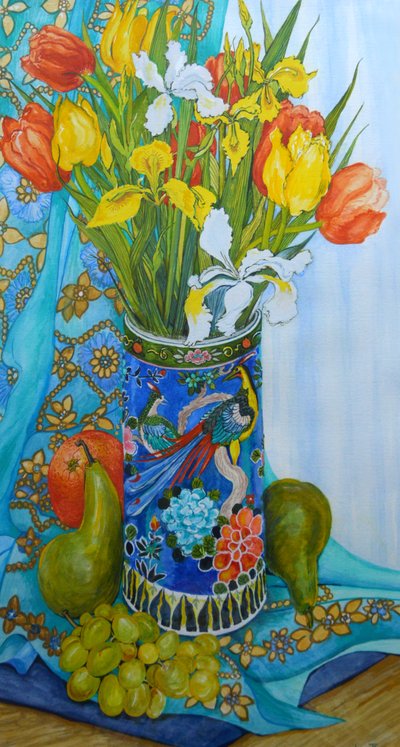 Tulipanes e iris en un jarrón japonés, con frutas y textiles, 2000 de Joan Thewsey